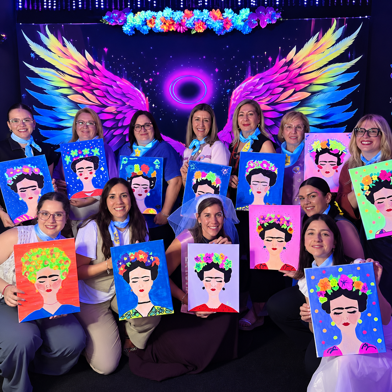 Grupo de amigas disfrutando de Más que Arte