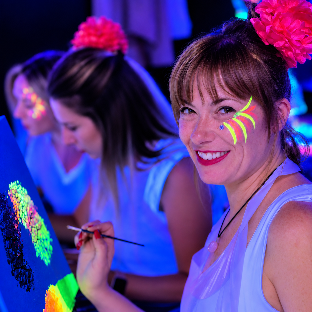 Participante disfrutando de una experiencia de pintura neón en Murcia